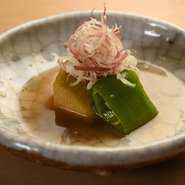 伏見の有機農家から仕入れる安心・安全の「新鮮な野菜」も自慢。例えば『野菜の炊き合わせ』では、最小限の味付けで仕上げており、素材そのものが持つ“旨み”をあますことなく心行くまで堪能できます。