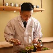 「ゆったりとした居心地の良い空間の中で、料理を満喫してほしいですね。」と語る浅田氏。1日2組限定に設定することで、忙しさのない“ゆとり感”を演出。細部にまで行き届いたサービスでもてなしてくれます。