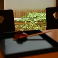 暖簾をくぐって小道を抜けると現れる【祇園　淺田屋】。まるで「秘密基地」に訪れたかのようなワクワク感を演出しています。“和”を基調にした内装も魅力です。日ごとの疲れも吹き飛ばしてくれそうです。