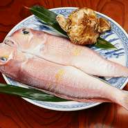 食材に妥協はしません。そのため仕入れを人に任せることはなく、全て店主自身の目で見て選ぶことにこだわります。一つひとつの丁寧な仕事が、美味しい料理へと繋がります。