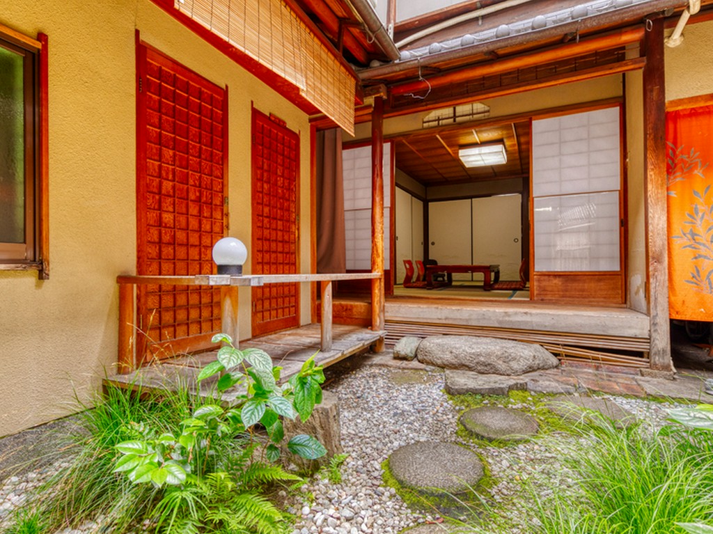 緊張がふっと和らぐ。口元もほころぶ、坪庭のある風景