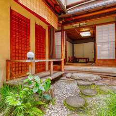 緊張がふっと和らぐ。口元もほころぶ、坪庭のある風景