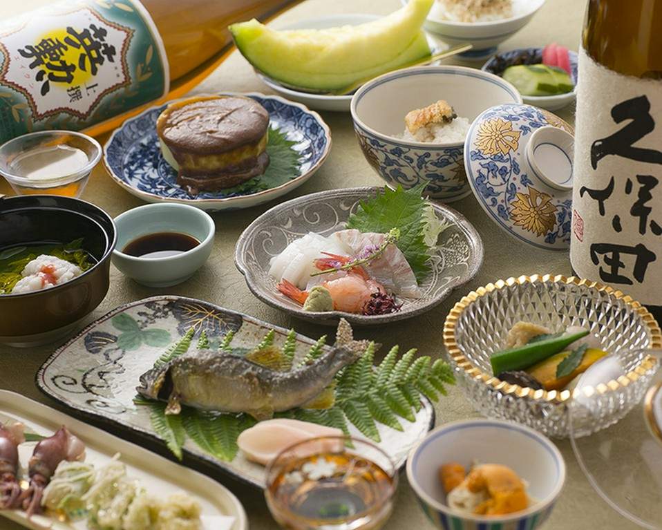 八寸から始まりフルーツで〆る『懐石コース』8000円