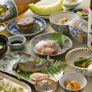 季節に合わせて食材を選び、八寸、お吸い物、お造り、水物と続いていきます。接待、会食、顔合わせなど、それぞれのシチュエーションに合わせた一品で宴を盛り上げます。