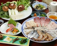 旬の魚介類の入ったっお鍋です。
八寸、沖のお造り、沖すき、雑炊、水物

