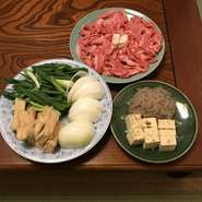 八寸、お造り、すき焼き、穴子茶漬けor 海苔茶漬、
梅茶漬けor 白ご飯
水物