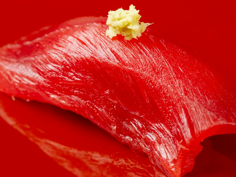 京都の職人が仕上げた漆の付け台、そして鮨