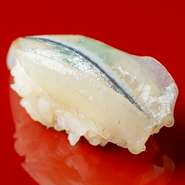 千年以上前、米と魚と塩を発酵させてつくられていた「すし」は、現在の握り鮨とは異なります。過去を紐解くように、昔の知恵を現代に息づかせるように、合わせ醤油、シャリ、ポン酢などの調味料を大切にしています。