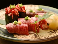 生でも食せる桜肉だからこそ、寿司としても楽しめます。おつまみにも、〆にもおすすめ。日本酒と合わせるもよし。大きめに切られているので、桜肉の脂の甘み、旨みを最大限に味わえます。
