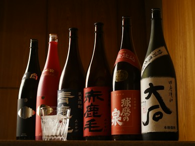 馬肉の良さを引き立ててくれる、選りすぐりの焼酎や日本酒が充実