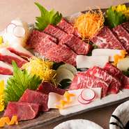 熊本から毎日直送される、新鮮な馬肉を使った刺身。『松』では、極上トロ、赤身、ハラミ、上バラ、フタエゴ、コーネといろいろな部位を味わえます。とろけるような舌触り、食感がたまらない逸品です。
※写真は3人前