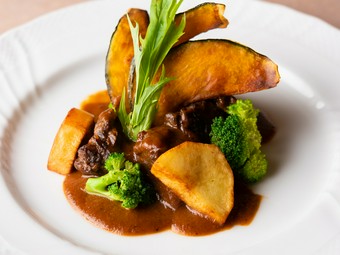 じっくりと煮込まれたトロトロのホホ肉が絶品『桜ホホ肉赤ワイン煮込み』