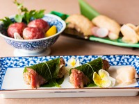 ※画像は桜葉包み、コーネ炙り握り、桜生ハム　手まり寿司です。