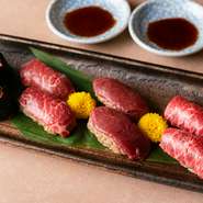 トロ、上バラ、赤身、桜ユッケ軍艦の4種盛合せ。すし飯にバルサミコ酢、わさびではなく肉に合うレホール（西洋わさび）が使われており、魚の寿司とは一味違った美味しさを堪能できます。