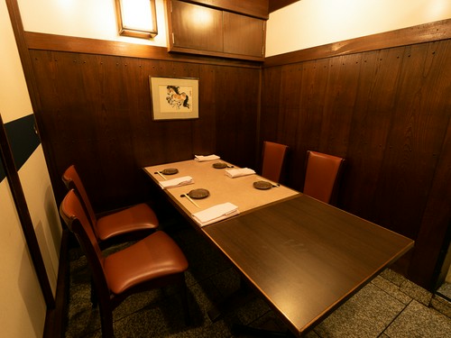 ゆったりと座れるテーブル個室も完備