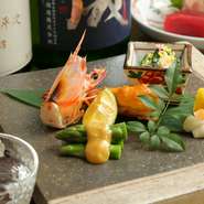 5月から11月は鱧、10月から3月まではとらふぐ、といった季節に合わせた食材が用意されています。日本料理ならではの「走り」、「旬」、「名残」を大切にした季節の一品料理が、訪れる者を魅了してやみません。