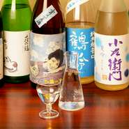 季節酒をはじめ、京の地酒と全国から取り寄せる銘酒が約20種類と豊富。繊細な和食にそっと寄り添い、その美味しさを引き立ててくれます。ソムリエ資格を持つ料理長厳選のワインも充実。