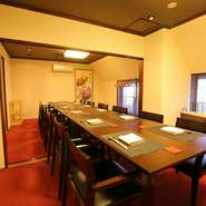 古き良き京情緒を今に残す店内には、個室も多数用意されており、4名～16名まで利用可能。椅子席や掘りごたつ式の個室もあり、足元を気にせずくつろげます。接待や各種会食、宴会などに。