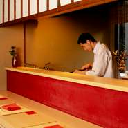 カウンター越しに料理長の華麗な包丁研きを見られるのが日本料理店の醍醐味。カウンターでは、直接食材や料理の説明を聞くこともできます。料理長自ら提供される料理は格別。
