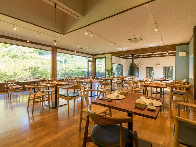 大きな窓から見える景色が演出する開放感