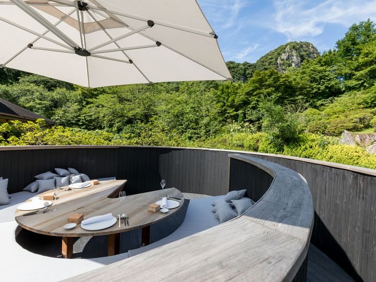 ラグジュアリーなテラスで優雅な食事