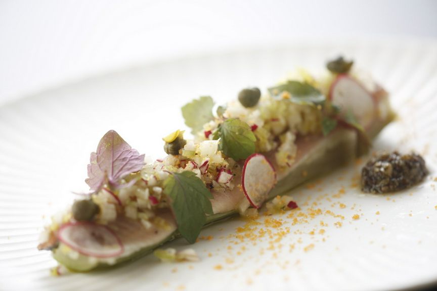 旬の「野菜」「ハーブ」を、ふんだんに使用した前菜『季節のお魚のミキュイ』