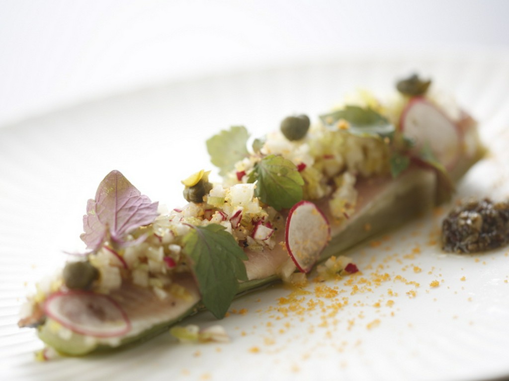 旬の「野菜」「ハーブ」を、ふんだんに使用した前菜『季節のお魚のミキュイ』