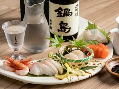 2～3名でのシェアがオススメ！　季節の鮮魚を日替わりで5種盛り合わせる『お刺身ぜいたく五種盛り』　