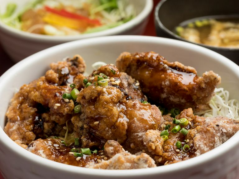 ご飯のお供にもピッタリ。お箸がどんどん進む『王道!タレ漬け唐揚げ丼』