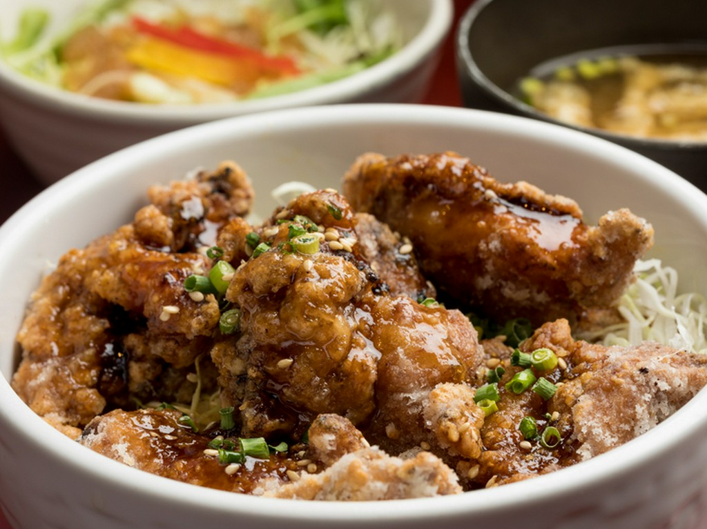ご飯のお供にもピッタリ。お箸がどんどん進む『王道！タレ漬け唐揚げ丼』