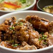 ご飯のお供にもピッタリ。お箸がどんどん進む『王道！タレ漬け唐揚げ丼』