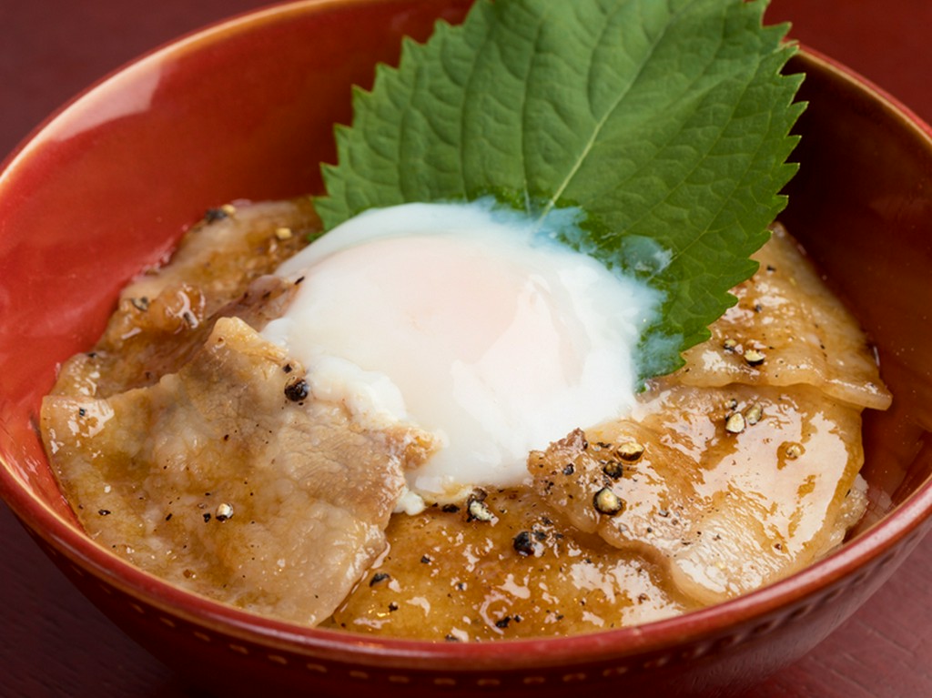 食べた瞬間、ヤミツキに。ぜひとも味わいたい『ガツンと豚玉丼』