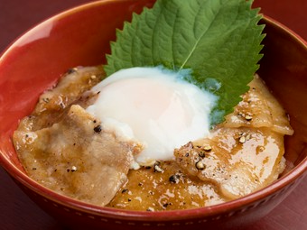 食べた瞬間、ヤミツキに。ぜひとも味わいたい『ガツンと豚玉丼』