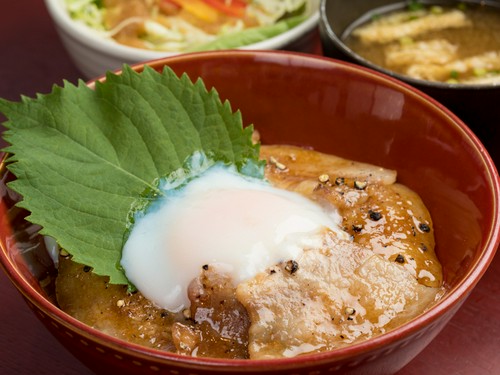 定食のご飯おかわり、ご飯物についているお味噌汁もおかわり可能