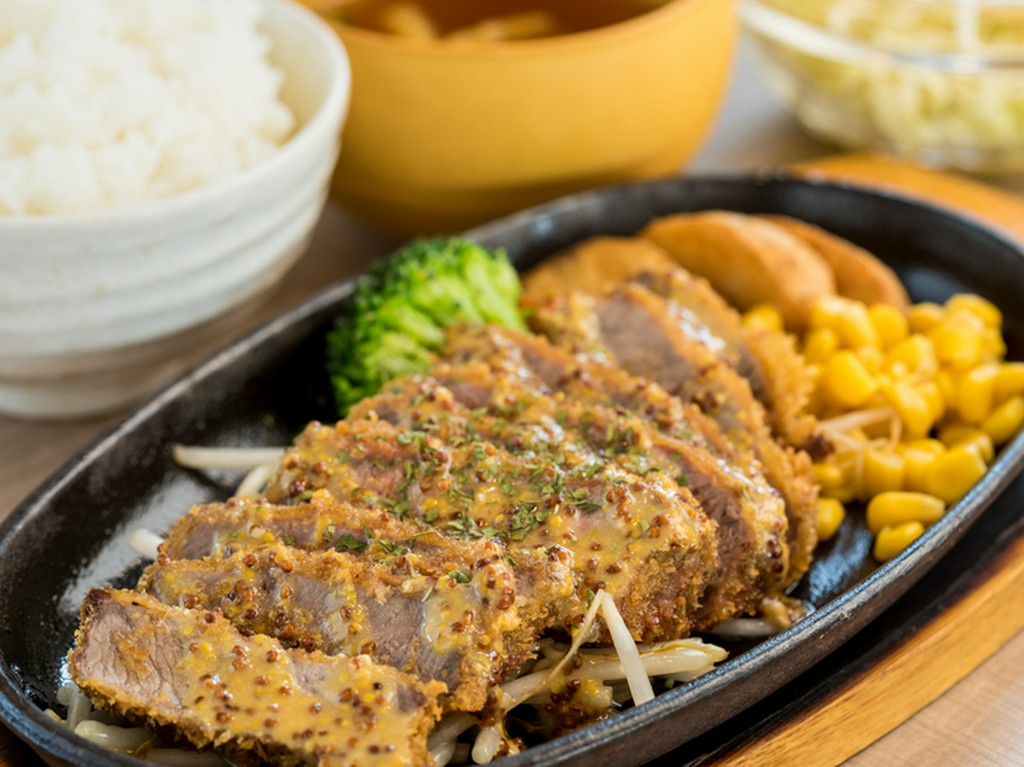 特製マスタードソースは牛かつと相性抜群『鉄板牛かつ定食』