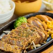 お店特製・マスタードベースのソースは薄衣でさっと揚げられた牛かつとも相性抜群。ボリューム満点のおいしさに大満足間違いなしです。ごはんと味噌汁はおかわり自由。お箸がどんどん進みます。