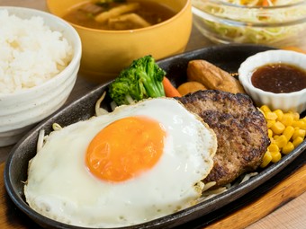 肉肉しい食感を実現。食べ応えも抜群の『鉄板ハンバーグ定食』