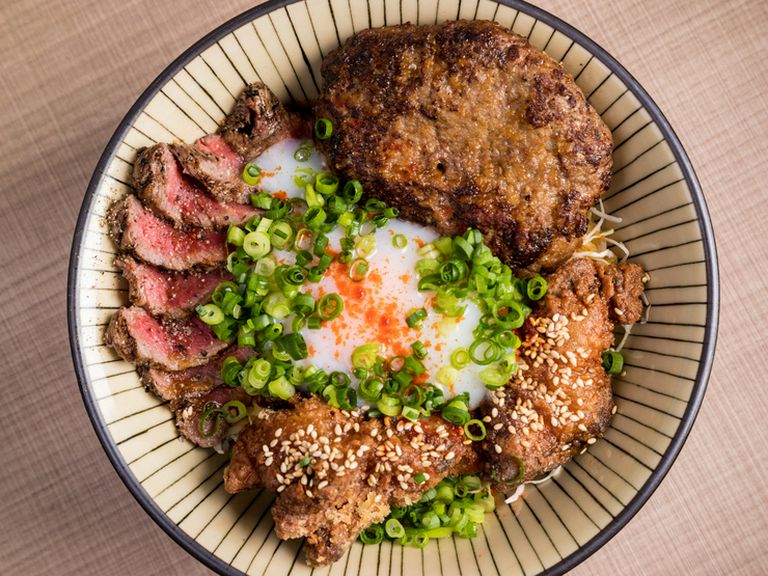 お店自慢の具材が一堂に会した『2929丼』