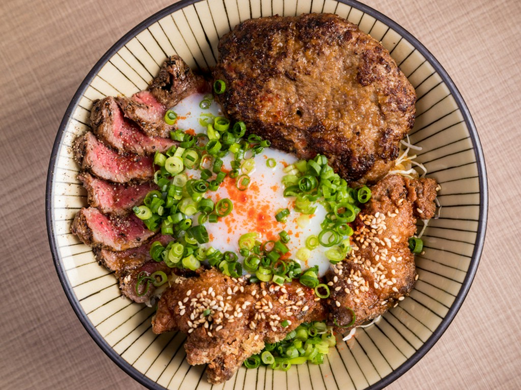 お店自慢の具材が一堂に会した『2929丼』