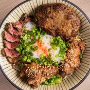 タレ漬けから揚げ2個・ハンバーグ1個・牛ステーキに半熟卵と溢れんばかりの具材が一堂に会した『2929丼』。【Hungry bowL】自慢の具材を一度に楽しめる、本店でも大人気のメニューです！