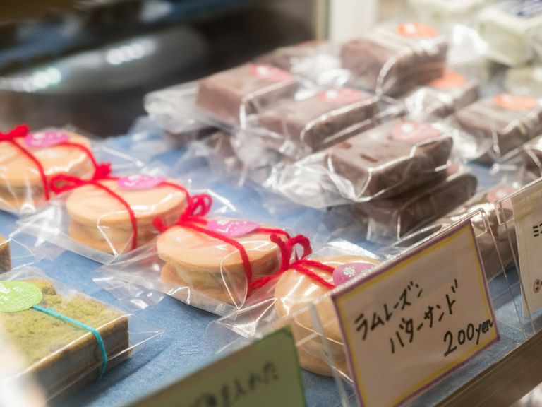 ショーケースにて多彩なスイーツも販売