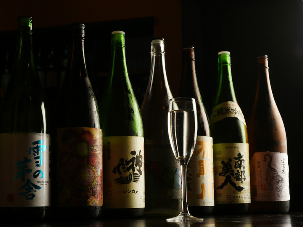 全国から選び抜いた銘酒がずらり。いろいろ飲み比べるのも楽しい