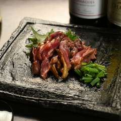 独特の歯応えがあり、噛むほどに旨みがあふれ出す『ひね鶏の炙り』