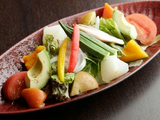 旬の野菜がゴロゴロ入った彩り豊かな『有機野菜の蒸しサラダ』