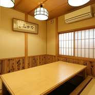 京町屋の風情をそのままに、和の趣を感じる雰囲気。1階に設えられた小上がりのテーブル席は、足をゆったりと伸ばせる掘りごたつ式になっています。畳でくつろぎながら、思い思いに過ごしてみてはいかがでしょう。