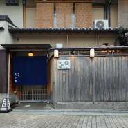 美食家たちが集う京都・祇園にありながら、肩肘張らず気軽に訪れられる雰囲気が評判の【祇園なか花】。一人一人に寄り添った心地のよいおもてなしに、何度も足を運ぶ人が多いのもうなづけます。