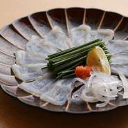 店主が厳しい目利きで選び抜いたフグを活け締めで仕入れ。長崎産を中心に、愛媛産や淡路島の3年河豚など、一年を通して粒よりの逸品に出合えます。透き通るような透明度のフグを贅沢に味わってみて。
