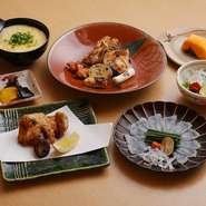 ・ゆびき
・てっさ
・フグ唐揚
・焼きフグ（皮2・身3切）芋・白ねぎ・田楽
・雑炊
・漬物
・止椀　赤出汁
・デザート