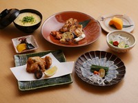 ・ゆびき
・てっさ
・フグ唐揚
・焼きフグ（皮2・身3切）芋・白ねぎ・田楽
・雑炊
・漬物
・止椀　赤出汁
・デザート
