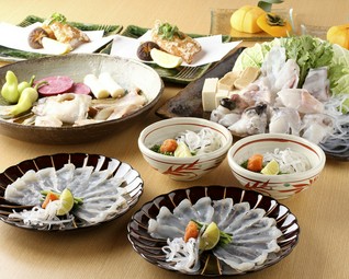 人気の焼き鍋コースの焼きふぐ・てっちりの少し量少な目なコースです！！
